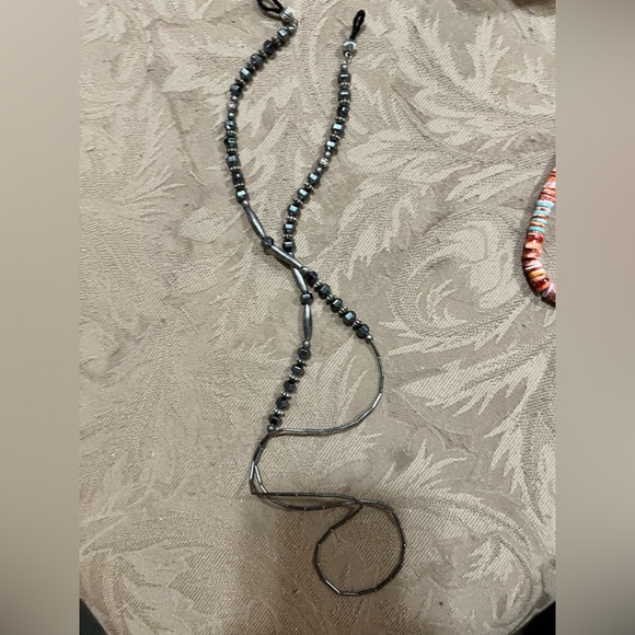 Gently loved womens necklace glasses chain holder - Picture 4 of 4